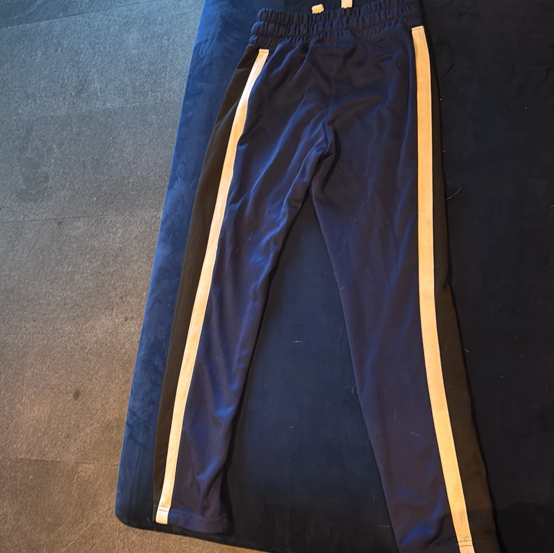 Nike Air blå mjukisbyxor med vita och svarta  ränder - 2