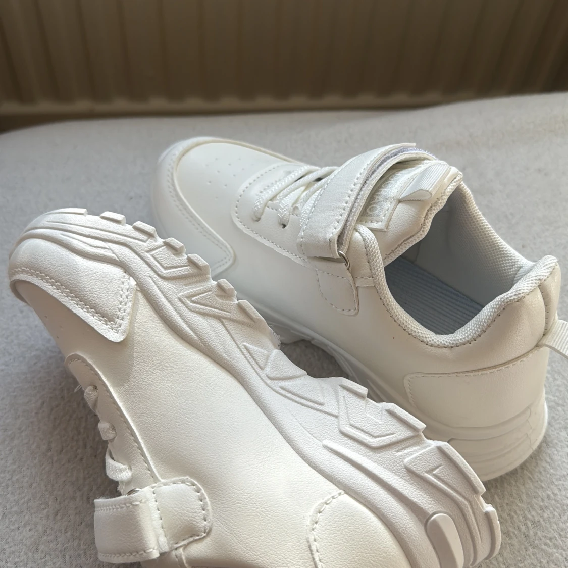 Chunky vita sneakers med kardborre - 1