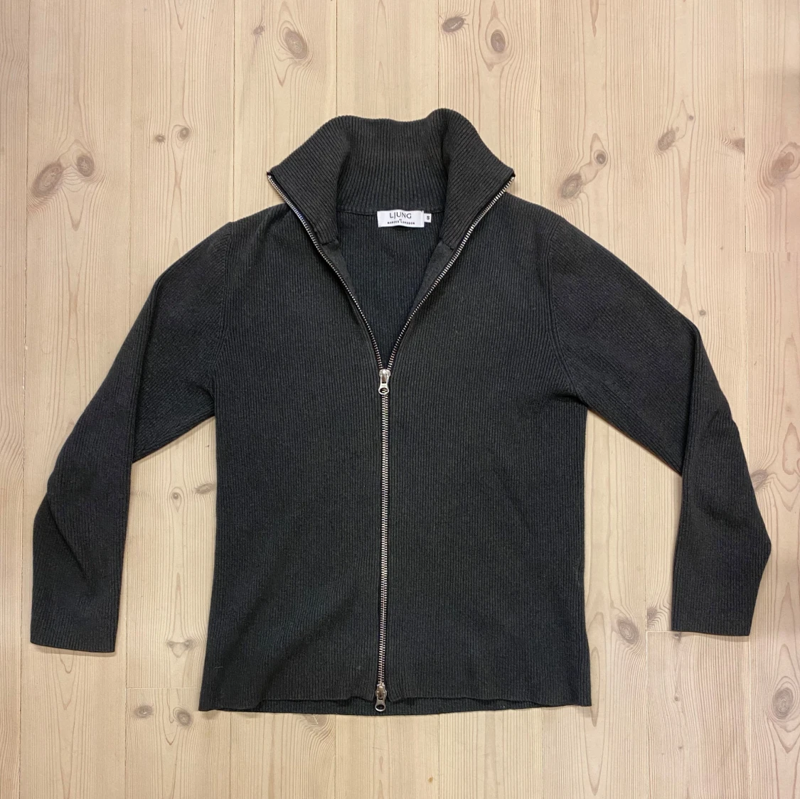 Mörkgrå stickad kofta från Ljung - 2