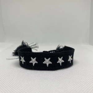 Flätat armband  -  Skikt snyggt hemma gjort armband. Där av priset. Storleken är anpassningsbar och passar alla. Det är bara att höra av sig om några funderingar😊!