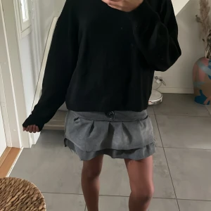 Grå jeans volangkjol - Säljer en grå kortkjol med dubbla lager. Kjolen är perfekt för dig som gillar en trendig och chill stil❤️Den är också enkel att matcha! Säljer den eftersom jag har tappat intresse för den och tror att det finns andra som vill ha den mer än mig❤️