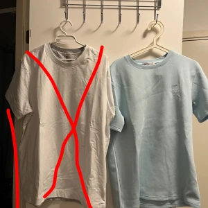 Ljusblå t-shirt från Brunello Cucinelli - Supersnygg ljusblå t-shirt från Brunello Cucinelli med diskret logga i små pärlor på bröstet. Klassisk rund halsringning och mjukt bomullsmaterial som känns lyxigt mot huden. Perfekt för dig som gillar stilrena och exklusiva plagg.