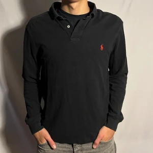 Ralph lauren tröja - Tjena! Säljer nu denna väldigt snygga rugby tröjan som är ifrån Ralph Lauren • Skick 8/10 • Storlek Lmen passar också M  • Modellen på bilden är 184cm • Nypris : 1395kr • Vårt pris : 449kr • Hör gärna av er via pm vid frågor eller funderingar;)