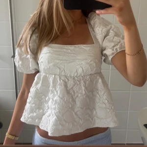 Sommar topp - Säljer min supersöta topp från hm med knyte i ryggen💖