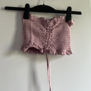 Topp - Bandeau topp, väldigt liten i storlek!!! mer som xxs/xs men det står s! 