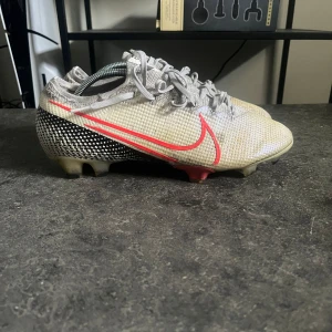 Fotbollsskor  - Nike elite, sällsynta, började släppa lite på några ställen så därför har jag gjort några lagningar 