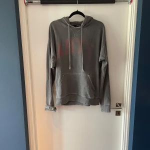 Grå hoodie från Zadig volataire - Grå hoodie från Zadig o väldigt bra skick. Det är meningen att den är sliten så man behöver inte oroa sig för skicket. Nypris ligger på cirka 5000kr. Hör av er vid eventuella frågor 😊