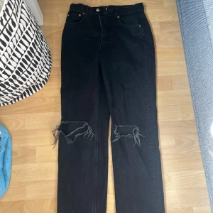 Svarta Ripped Jeans - Svarta jeans från g perfect jeans. Storlek: 34