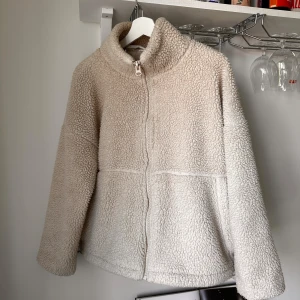Beige teddyjacka JUNA från CW - Säljer denna populära teddyjackan/piléjackan från Åhléns märke CW by Carin Wester. Storlek S och den är oversized. Nypris för denna jackan är 799 ☺️💞