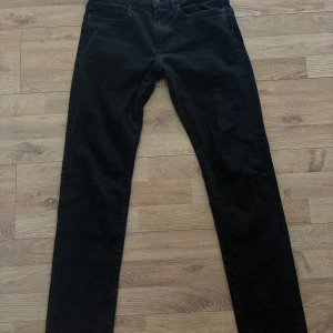 Svarta Boss Jeans - Svarta slim fit boss jeans som är lätt använda men inga skador. Du kan fråga recepten.