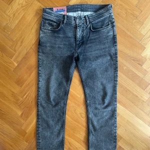Acne Jeans - Tjena! Säljer dessa Acne jeans i storlek 30✔️Mycket fint skick 9/10✔️Modell på bilderna 180cm 62kg✔️ Nypris 3200kr✔️Har du någon fråga eller fundering så är det bara att skriva✔️