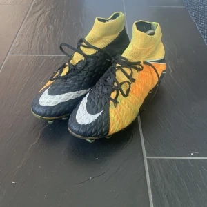 Nike Hypervenom fotbollsskor - Nike Hypervenom fotbollsskor. Gamla modellen finns inte att köpa längre. Är i mycket bra skick inga defekter har mycket kvar att ge. Använda ett fåtal gånger av mig. Lite smutsiga på bilderna men kan se mycket bättre ut om man tvättar dem. Storlek 42, elite modellen vilket man ser där det står ACC 