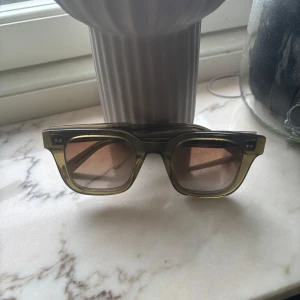Chimi solglasögon  - Säljer ett par snygga och trendiga solglasögon från CHIMI Eyewear då de inte används, modell #04 i den snygga och trendiga färgen Ecru – perfekt för vår och sommar! De har blivit uttöjda så är lite större. Nypris 1400kr💗