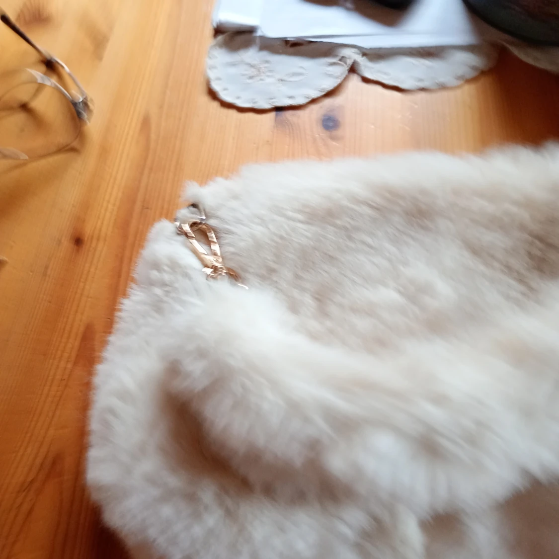 Fluffig beige axelväska med guldkedja - 3