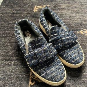Blå sneakers från Karl Lagerfeld - Unika sneakers från Karl Lagerfeld i blå! 🙌🏻 så snygga verkligen! Nästintill aldrig använda, därav i väldigt bra skick! 😙