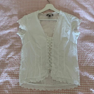 Söt vit topp - Suuppeer söt vit blus/topp perfekt inför sommaren!! från H&M storlek 38 men passar nog snarare 36🥰