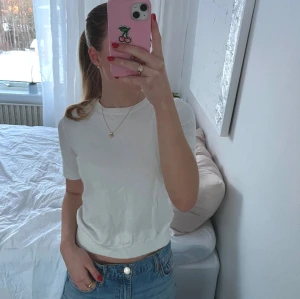 Slutsåld vit finstickad HM topp - Finstickad vit topp från H&M, slutsåld.  Inga hål eller fläckar. 💗