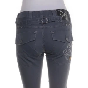 Y2k jeans - Jeans i storlek 36 från g-star raw. midjemåttet rätt över är 34 cm och innerbenslängden är 70 cm. använd ”köp nu”  17/6-2025