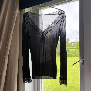 Intimissimi tröja med spets - Använd mycket och har därför några defekter, ett litet hål på ryggen och sedan lite slitet vid v-ringningen! Se sista 2 bilderna för att se!🫶😊❤️