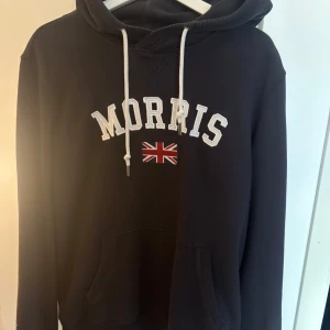 Morris hoodie - En as fet morris hoodie i storlek L. Har en väldigt nice passform och är en allmänt nice hoodie. Pris kan diskuteras vid en snabb affär!!. Tröjan är limiterad och säljs inte längre 
