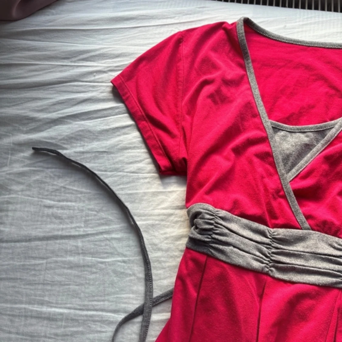 Röd omlotttopp med grå detaljer - 3