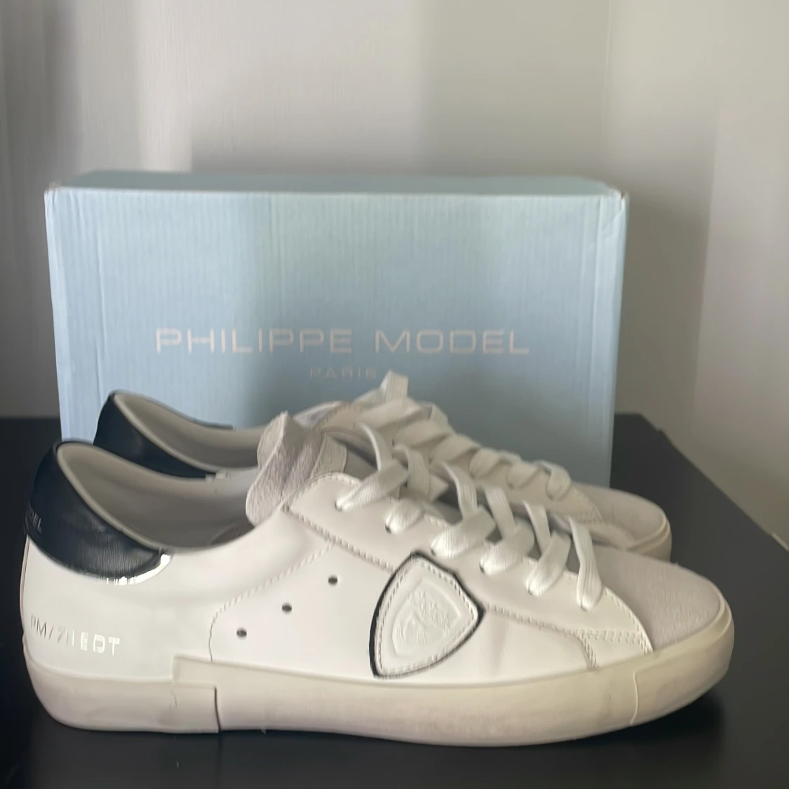 Vita sneakers från Philippe Model - 4