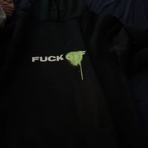 Hoddie med tryck 🤍 - kan sälja för vilket pris som helst, vill bara bli av med den 🤍