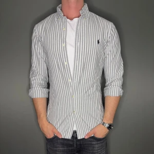 Ralph lauren skjorta - Hej säljer nu min fina Ralph lauren skjorta i storlek M. Den är i nyskick och kommer vara otroligt snygg på sommaren. Nypris cirka 1600kr! Vi kommer att sälja liknande produkter nu i sommar så glöm inte följa profilen!🌊🍾