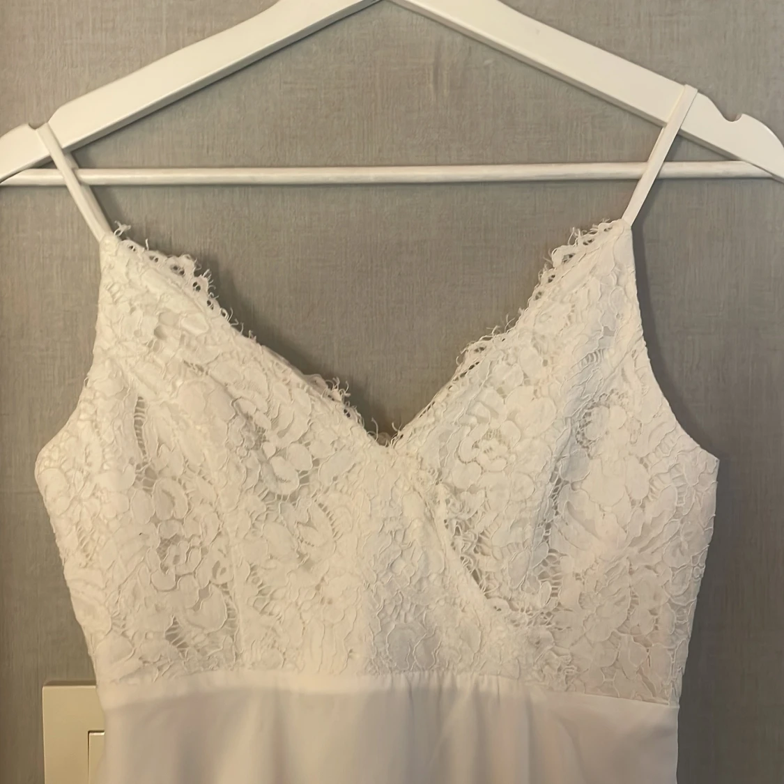 Vit spetsklänning med v-ringning - 1