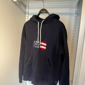 Mörkblå hoodie från Lexington - Säljer denna marinblå hoodien från Lexington i storlek S. Loggan på bröstet är broderad och den har en vanlig känguru ficka. Skriv vid frågor och funderingar. Diskutera gärna pris! ⭐️🙌🏻