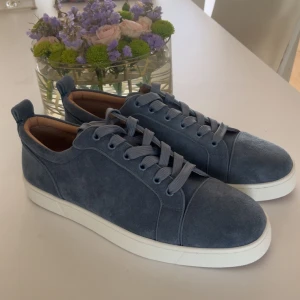 Blåa louboutins - Helt nya blåa louboutins utan spikar, storlek 44 oanvända. Kan gå ner i pris vid snabb affär