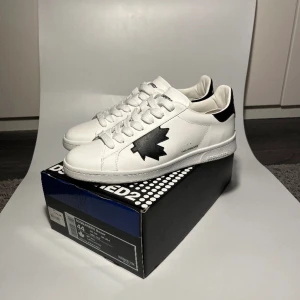 Dsquared2 Sneakers - Box och äktenhets cerifikat finns. Köpta på Nk för 3799kr. Finns lite slitage, lagning på undersidan( sista bilden), sönder i ena hälen inuti. Skönhetsslitage lite här o där, men inget man tänker på speciellt mycket. Skriv om du har några frågor:) 