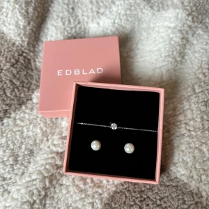 Edblad armband + örhängen - Ett så fint och stilrent armband samt fina pärlörhängen från Edblad 🥰Helt oanvända! Säljer då jag fick dubbla av dessa 💕 