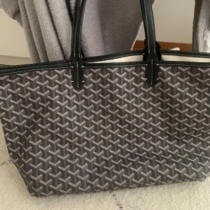 Väska - Bra skick lite smutsig innuti men inget man tänker på samma på baksidan synns lite när den är sönder