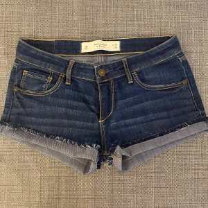 Lågmidjade jeansshorts  - Mörkblå jeansshorts från Abercrombie & Fitch. Normala i storleken.