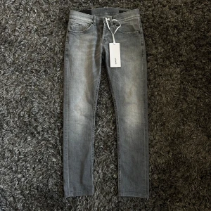 DONDUP GEORGE 30 - DONDUP GEORGE som passar 30 | Finns inga tecken på användning så nästintill nyskick | Endast jeans medföljer | Midjemått: 40cm | Längd: 97cm | Skriv vid fler frågor eller bilder. 