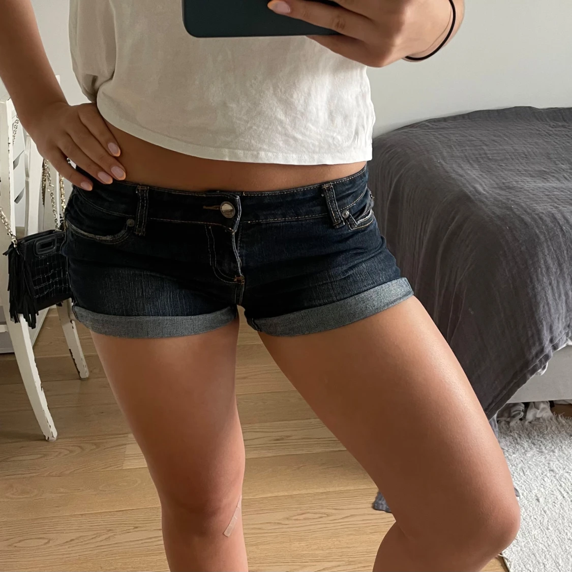 Mörkblå lågmidjade jeansshorts  - 1