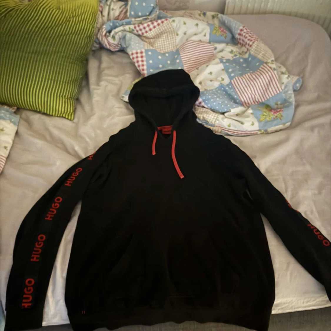 Svart hoodie från Hugo med röda detaljer