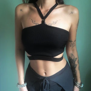Dark feminine top - I felfritt skick🖤står ej storlek men jag på bilden är strl 38/M