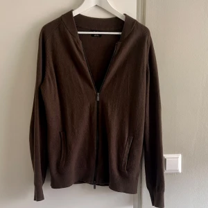 Massimo Dutti - Snygg brun kofta från Massimo Dutti i bomull och ull. Modellen har hel dragkedja framtill, ribbad krage och två fickor. Passar perfekt för lite finare tillfällen. ”Mörk Bild”