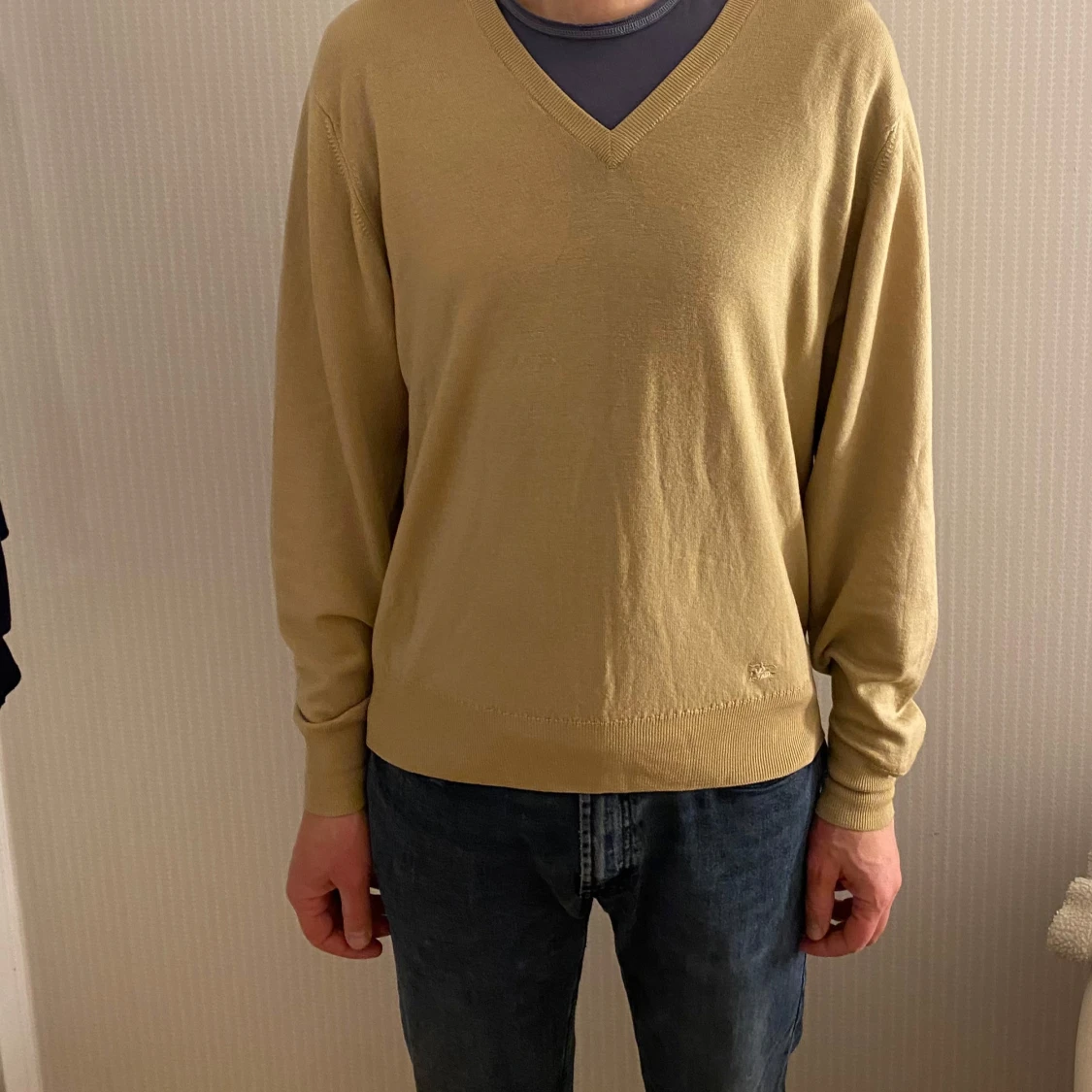 Beige v-ringad tröja från Burberrys - 4