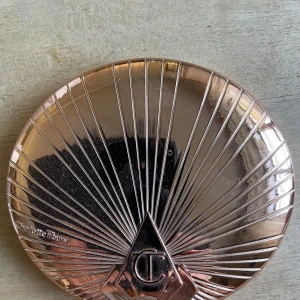 Charlotte Tilbury Airbrush Bronzer - Säljer en Charlotte Tilbury Airbrush Bronzer i nyansen 3 Tan. Kommer i en lyxig, roséguldig rund dosa med spegel. Pudret är matt och har en varm, solkysst brun ton som ger en naturlig bronzad look till både ansikte och kropp.