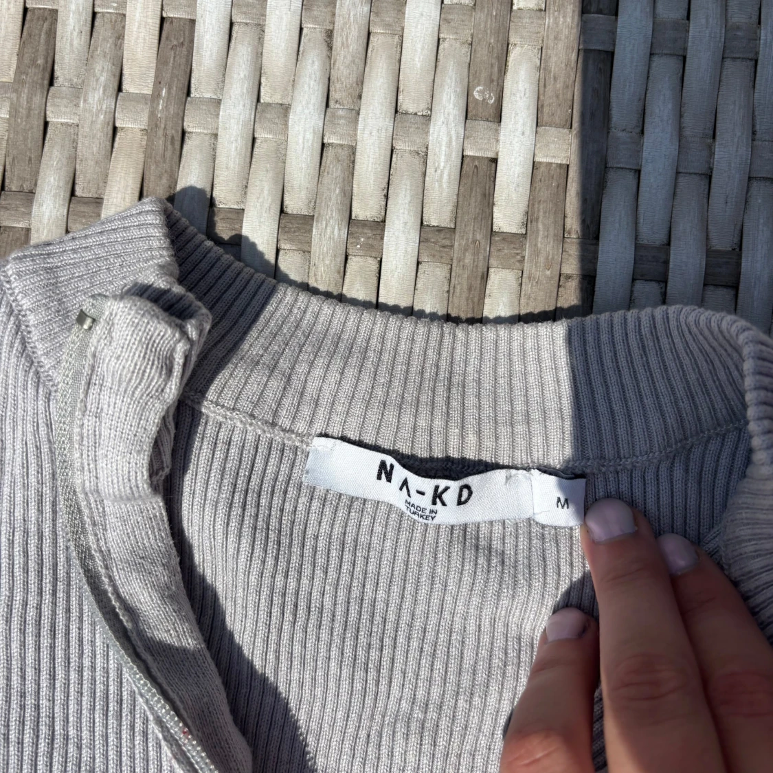 Ljusgrå ribbad tröja från NA-KD - 1