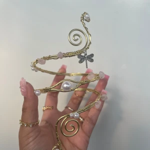 Armcuff  - 🌸Går att böja ut eller in för att få din perfekta passform 🌺Gör även customs!! Skicka in bild eller din idé så kan vi nog säkert lösa det 🥰