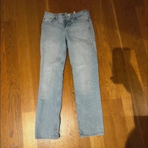 Lågmidjade jeans från Zara - Fina lågmidjade jeans från zara, raka i modellen