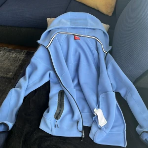 Nike tech hoodie  - Använt 3 gången inga fläckar och är jätte fin fortfarande 