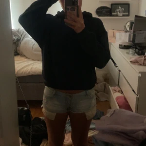 Ljusblå jeansshorts - Lågmidjade blåa jeansshorts, har haft länge så välanvända men i fint skick. En väldigt liten XS, skulle mer säga XXS💞💞