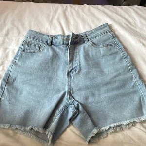 Högmidjade Jeans shorts - Med fina fransar nedtill.Tyvär passade dessa inte mig så säljer vidare till någon annan.Lite stretchiga å sköna.