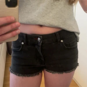 Korta jeansshorts - Snygga lågmidjade jeansshorts med detaljer på bakfickorna! Från hm divided i strl S💕 använda fåtal gånger, inga defekter. Använd gärna köp nu!!