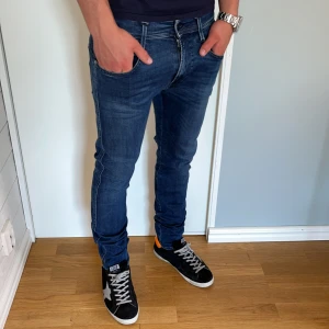 Replay anbass jeans  - Replay Jeans | skick 9/10 | Storlek 31/32 | Pris - 499kr | Modellen är ca 178cm lång | Hör av dig vid minsta fråga eller fundering!!